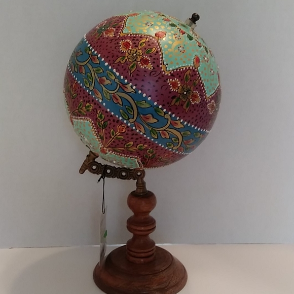 Globe painted ball on stand - Picture 6 of 6